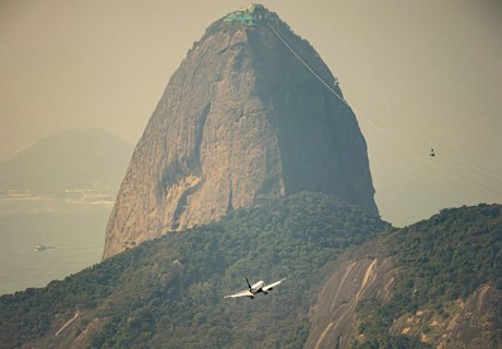 Avião chegando ao Aeroporto Santos Dumont sobre o Pão de Açúcar