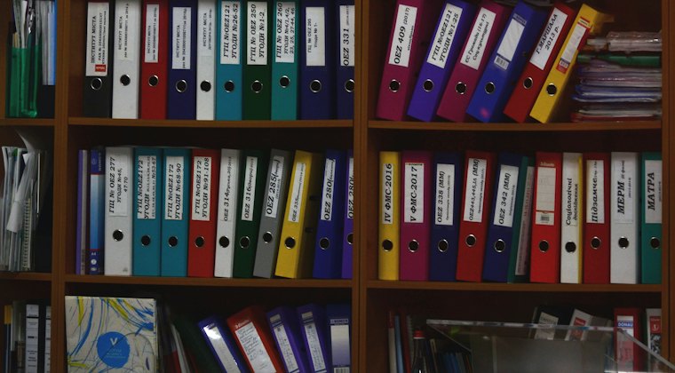 Estante com pastas e documentos organizados