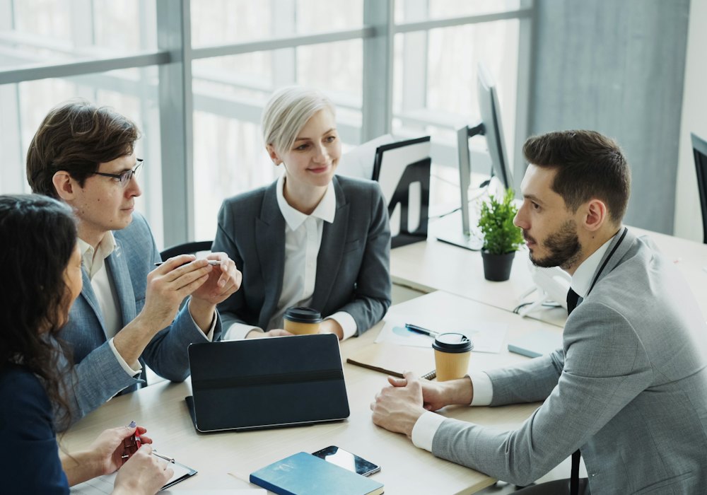 Equipe de contabilidade reunida no escritório