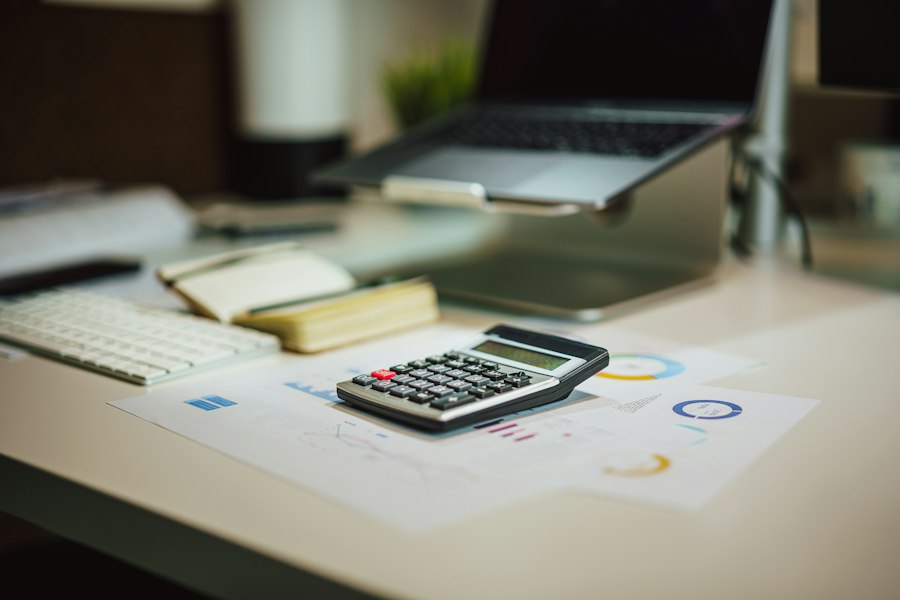 Calculadora ao lado de um notebook