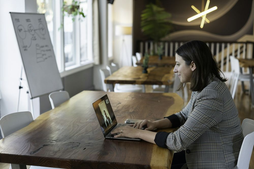 Profissional em reunião por vídeo no notebook