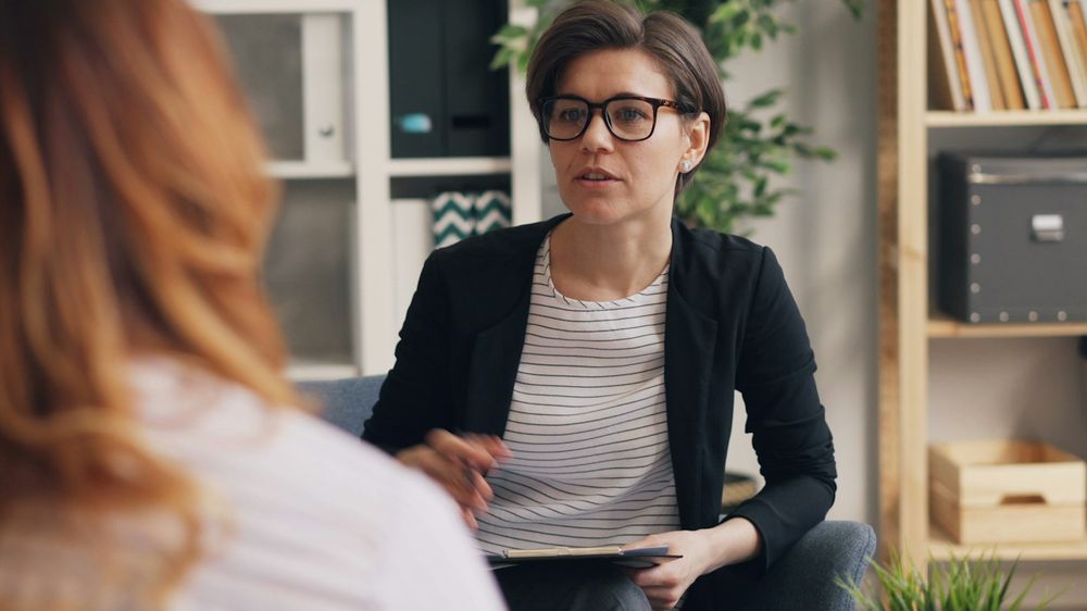 Psicóloga conversando com uma paciente no consultório