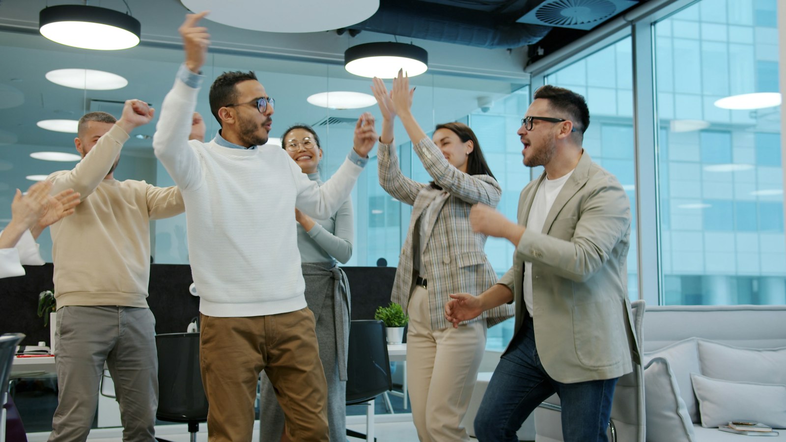 Pessoas comemorando juntas um resultado no escritório