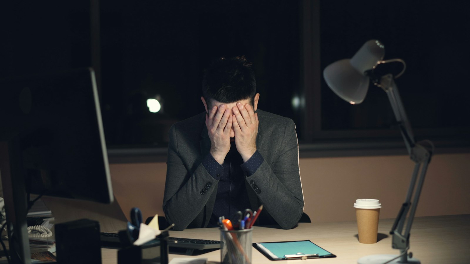 Empresário cansado, sozinho no escritório à noite