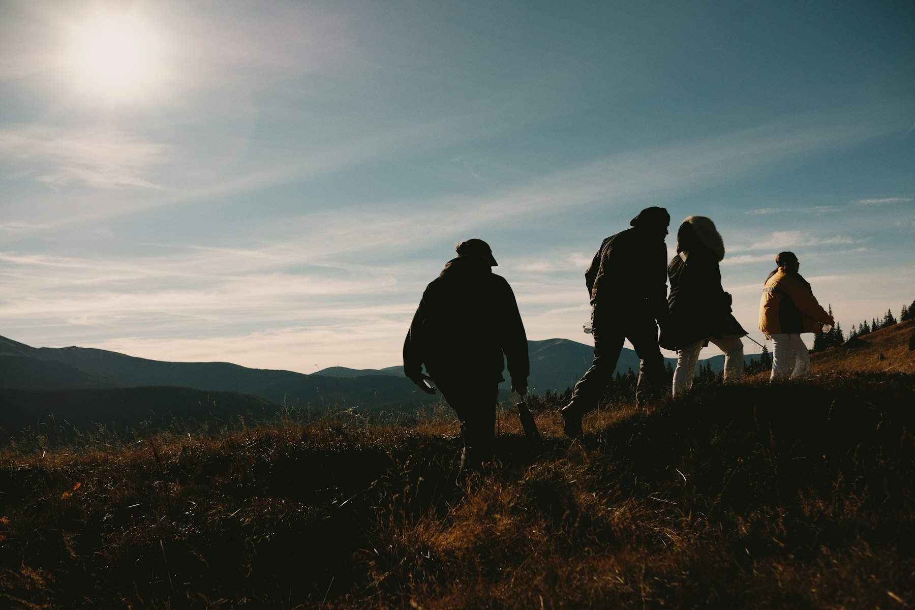 Grupo começando juntos uma caminhada rumo à montanha
