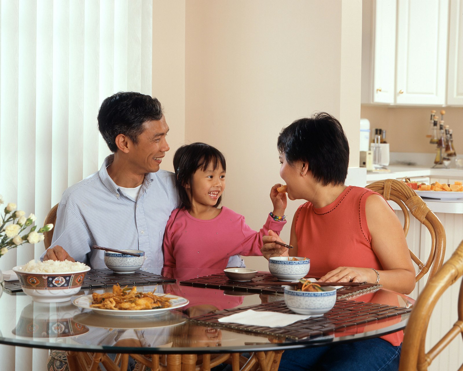 Família feliz reunida à mesa