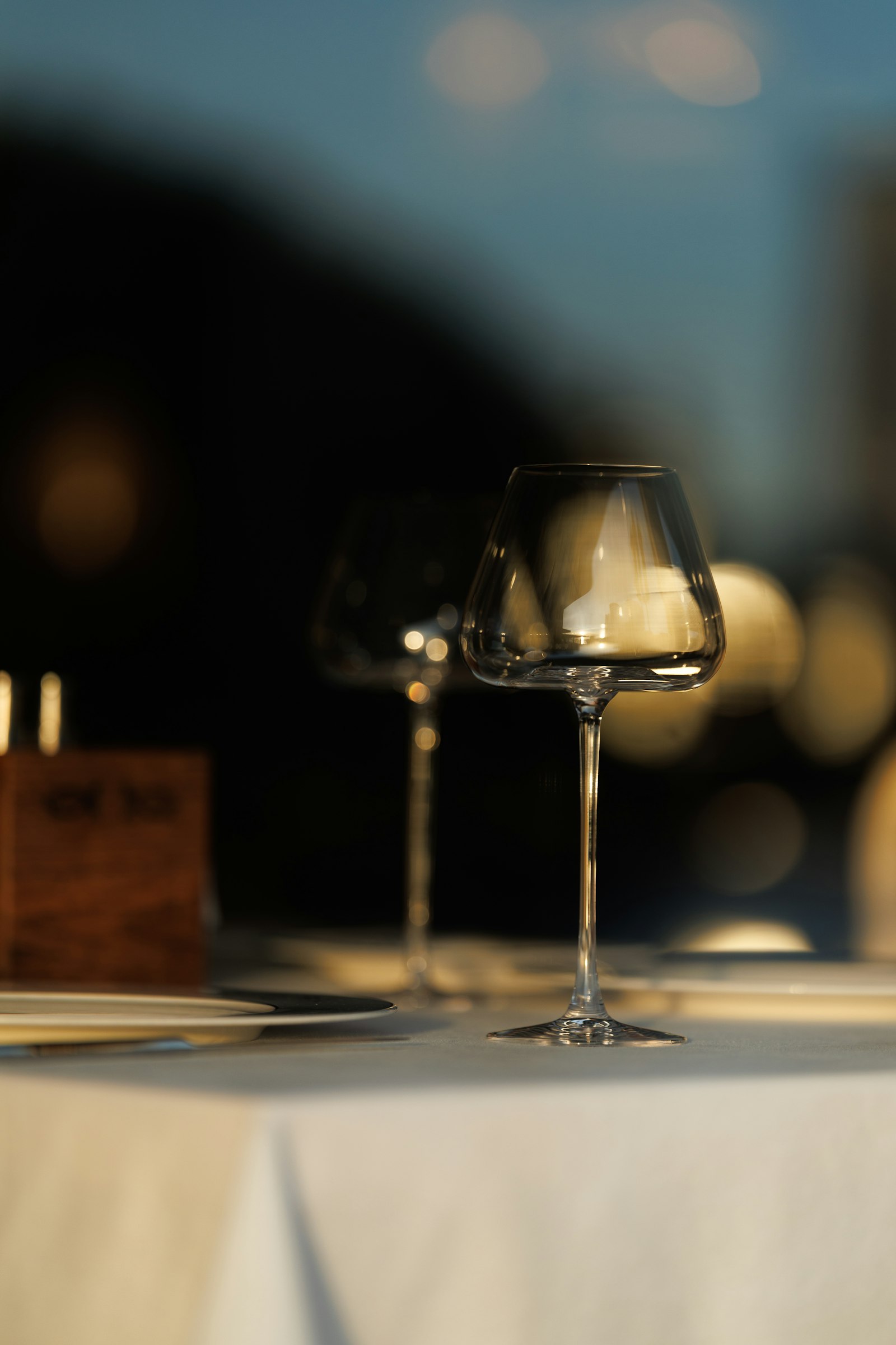 Mesa posta e vazia em um restaurante