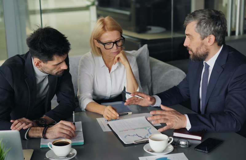 Empresário bem-sucedido reorganizando a empresa com a equipe para expandir