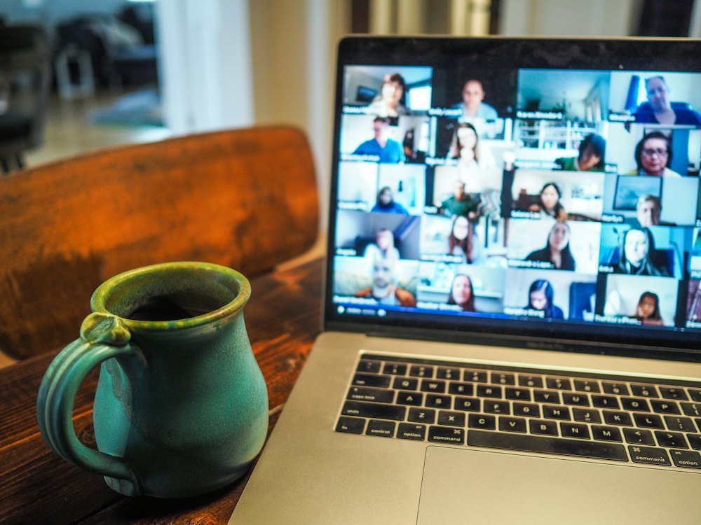 Reunião por videoconferência no notebook